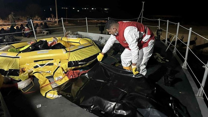 Workers lay body bags down in front of an ambulance, after two boats carrying migrants capsized off the Libyan coastal city of Al Khums causing multiple casualties, in a location given as Khums, Libya, November 15, 2025. LIBYAN RED CRESCENT SOCIETY IN KHUMS/Handout via REUTERS    THIS IMAGE HAS BEEN SUPPLIED BY A THIRD PARTY. NO RESALES. NO ARCHIVES. MANDATORY CREDIT.