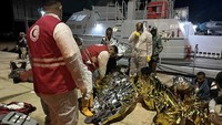 Peringatan tentang kapal terbalik diterima Jumat malam, dengan kedua kapal diketahui berangkat dari Khoms, sekitar 120 kilometer dari Tripoli. Foto yang dipublikasikan menunjukkan para penyintas menerima perawatan medis serta bantuan pakaian dan selimut. (LIBYAN RED CRESCENT SOCIETY IN KHUMS/REUTERS)