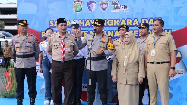 Kapolda Metro Jaya Irjen Pol Asep Edi Suheri membentuk Polisi Siswa. Kapolda Metro Jaya Irjen Pol Asep Edi Suheri membentuk Polisi Siswa.