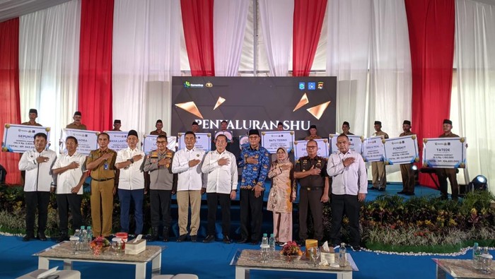 Kapolda NTB Bagikan SHU Koperasi Tambang Salonong ke 3.403 Warga