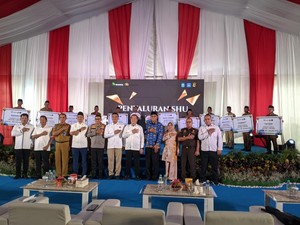 Kapolda NTB Bagikan SHU Koperasi Tambang Salonong ke 3.403 Warga Sumbawa