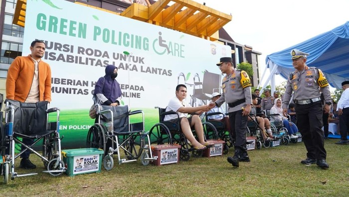 Kapolda Riau Irjen Pol Herry Heryawan memberikan bantuan kursi roda ke penyintas kecelakaan, di Apel Operasi Zebra Lancang Kuning 2025, Senin (17/11/2025).
