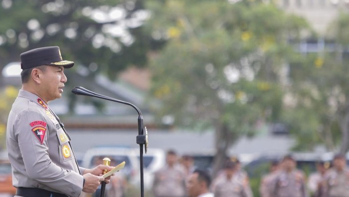 Kapolda Riau Irjen Pol Herry Heryawan memimpin Apel Pasukan Operasi Zebra Lancang Kuning 2025, Senin (17/11/2025).