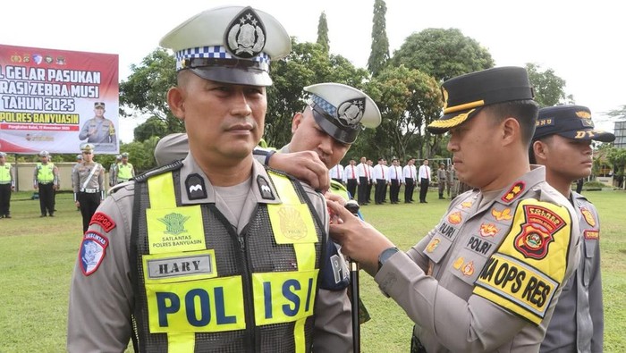 Kapolres Banyuasin AKBP Ruri Prastowo pimpin apel gelar pasukan operasi Zebra Musi 2025
