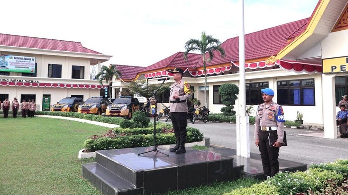 Kapolres Pelalawan AKBP John Louis Letedara memimpin Apel Pasukan Operasi Zebra Lancang Kuning 2025.