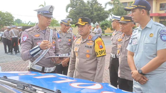 Kapolres Probolingo memimpin apel gelar pasukan operasi Zebra 2025