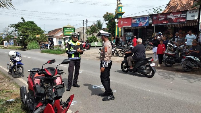 Polisi saat melakukan olah TKP Vario adu kambing dengan Vega R