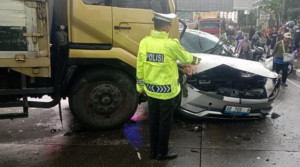 Kecelakaan truk rem blong menabrak empat kendaraan di depannya, di Desa Tegalrejo, Kecamatan Bawen, Kabupaten Semarang, Senin (17/11/2025). Kecelakaan truk rem blong menabrak empat kendaraan di depannya, di Desa Tegalrejo, Kecamatan Bawen, Kabupaten Semarang, Senin (17/11/2025).