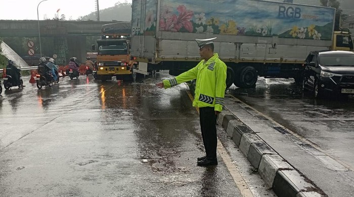 Kecelakaan truk rem blong menabrak empat kendaraan di depannya, di Desa Tegalrejo, Kecamatan Bawen, Kabupaten Semarang, Senin (17/11/2025).