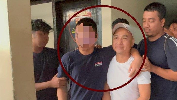 Kedua tersangka pembunuhan Ahmad dan anaknya inisial AR di Polman saat digelandang polisi.