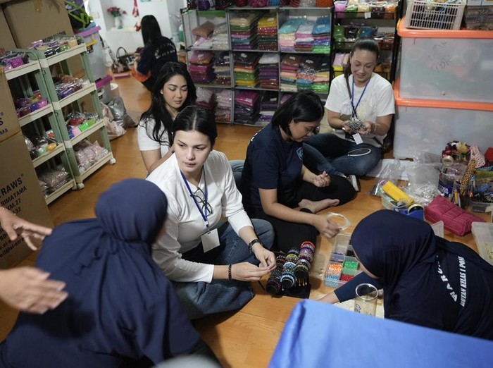 Kegiataan Srikandi Merah Putih di lapas dalam rangka mendukung produk UMKM karya narapidana.