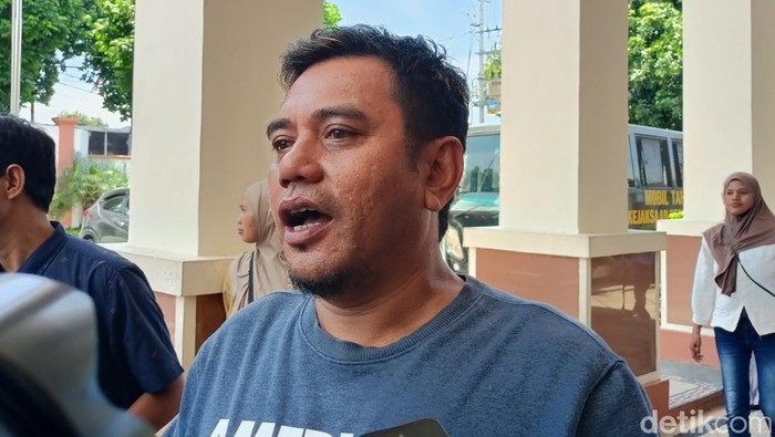 Momen keluarga Brigadir Muhammad Nurhadi menghampiri terdakwa I Made Yogi Purusa Utama dan I Gde Aris Chandra saat menuju mobil tahanan untuk diteriaki pembunuh.