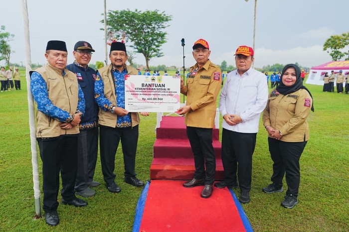 Kemensos Bentuk Kampung Siaga Bencana di Desa Blendung dan Serahkan Bantuan Lumbung Sosial
