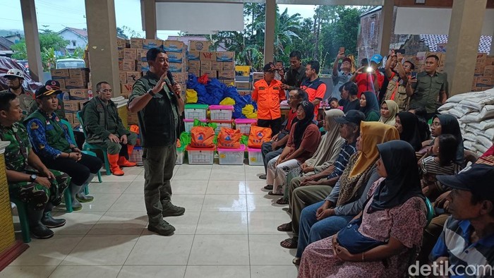 Kepala BNPB, Suharyanto berdialog dengan warga yang mengungsi di Balai Desa Cibeunying, Kecamatan Majenang, Kabupaten Cilacap, Senin (17/11/2025).