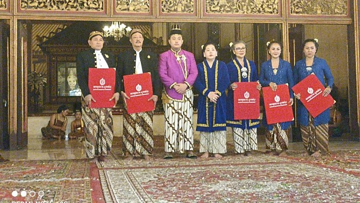 Momen Paku Buwono XIV Purbaya saat memberi kenaikan gelar bagi 3 kakak perempuan dan 2 adik mendiang Paku Buwono XIII, Sabtu (15/11/2025).
