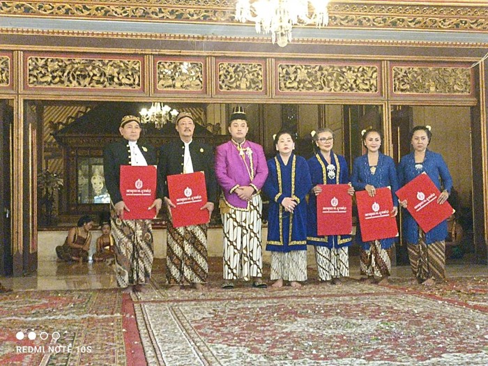 Momen Paku Buwono XIV Purbaya saat memberi kenaikan gelar bagi 3 kakak perempuan dan 2 adik mendiang Paku Buwono XIII, Sabtu (15/11/2025).