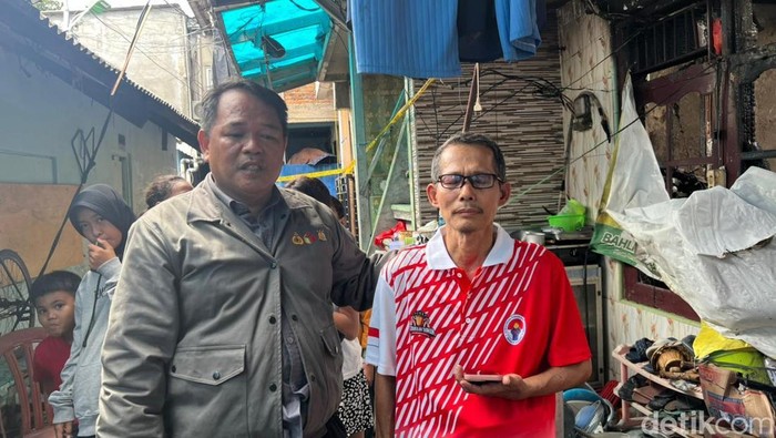 Ketua RW 04 Kelurahan Jatipulo, Maulana Sani (kiri) (Adhfar/detikcom).