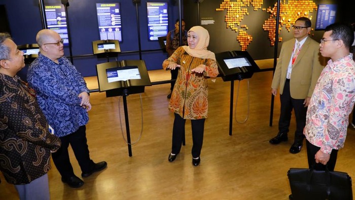 Khofifah saat berkunjung ke salah satu universitas di Singapura.