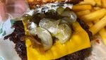 Unik Banget! Ada Gerai Burger ala Amerika Berkonsep Angkringan