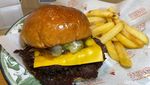 Unik Banget! Ada Gerai Burger ala Amerika Berkonsep Angkringan