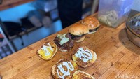 Menurut keterangan yang diberikan pada papan menu, sajian ini diracik dengan saus khas Kibo Smash Burger. Semua bahannya juga buatan sendiri, mulai dari patty, pickle, hingga caramelized onion. Foto: Yenny Mustika Sari/detikcom