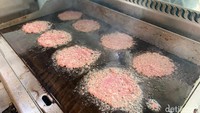 Pilihan menu yang ditawarkan oleh Kibo Smash Burger memang tak beragam. Hanya ada satu menu saja yang terbagi dalam varian satu beef patty, double, ataupun triple. Foto: Yenny Mustika Sari/detikcom