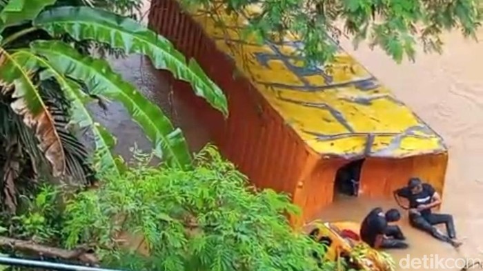 Kiriman Kepala Desa Mekarmukti. Kondisi mobil boks yang mengangkut ekspedisi terjun ke sungai di Ciamis.