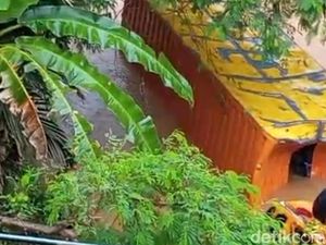 Mobil Boks Muatan Paket Terjun ke Sungai di Ciamis