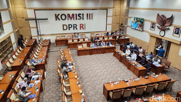 Rapat Dengar Pendapat Komisi III DPR dengan panitia seleksi (Pansel) anggota Komisi Yudisial (KY), Senin (17/11/2025). Rapat mengumumkan 7 nama calon anggota KY.