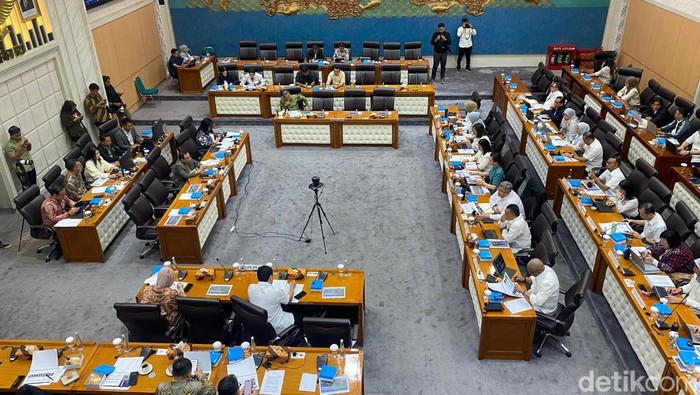 Rapat Kerja Komisi VII DPR RI dengan Kementerian Pariwisata RI di Gedung MPR/DPR/DPD RI, Senayan, Jakarta, Senin (17/11/2025).
