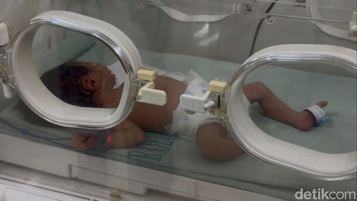 Kondisi bayi yang dibuang ibunya di tepi laut di Rembang dirawat di RSUD Rembang Senin (17/11/2025).