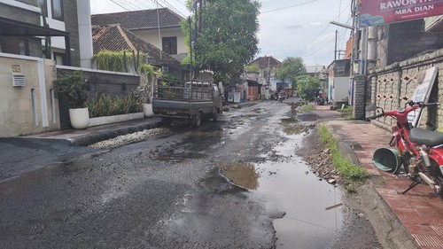 Kondisi Jalan di Patimura, Kota Singaraja, Buleleng, Senin (17/11/2025). (Made Wijaya Kusuma/detikBali)