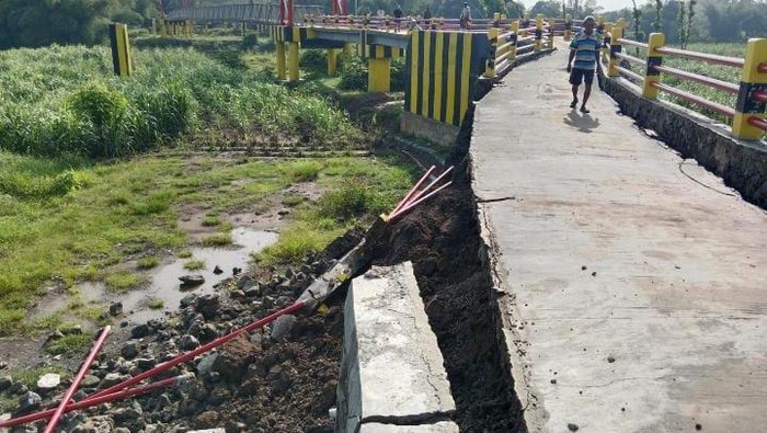 Kondisi rusaknya jembatan lintas provinsi di Kecamatan Pabedilan, Kabupaten Cirebon