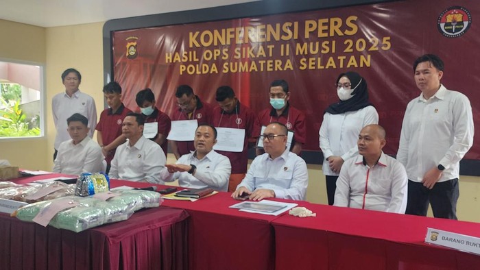Polisi saat memberikan menggelar konfrensi pers di Mapolda Sumsel terkait penangkapan 2 kg sabu