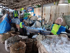 Raup Miliaran Per Bulan, Pemulung di Tangsel Punya Gaji Tetap Hingga BPJS