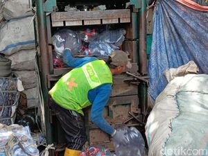 Tak Disangka! Pemulung di Tangsel Raup Rp 1,2 Miliar/Bulan dari Sampah Botol