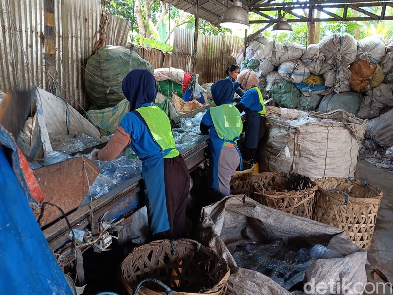 Koperasi Pemulung Berdaya atau Recycle Business Unit (RBU) Koperasi Pemulung Berdaya atau Recycle Business Unit (RBU)