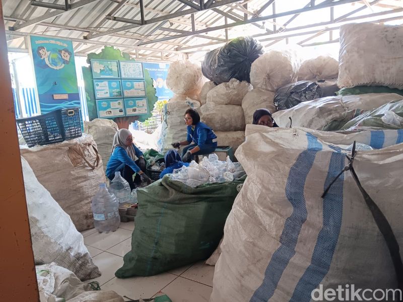 Koperasi Pemulung Berdaya atau Recycle Business Unit (RBU) Koperasi Pemulung Berdaya atau Recycle Business Unit (RBU)