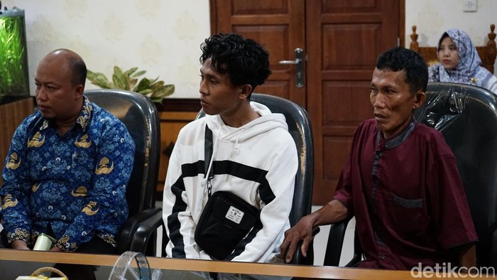 Korban TPPO Kamboja, Herlambang (tengah), di Kompleks Pemkab Kulon Progo, Senin (17/11/2025).