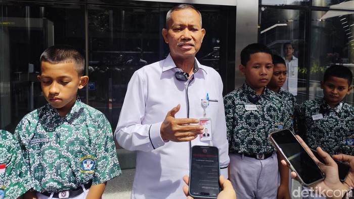 KPK mengundang enam anak SD di Cipayung, Jakarta Timur, atas aksi kejujurannya karena mengembalikan HP (Azhar/detikcom).