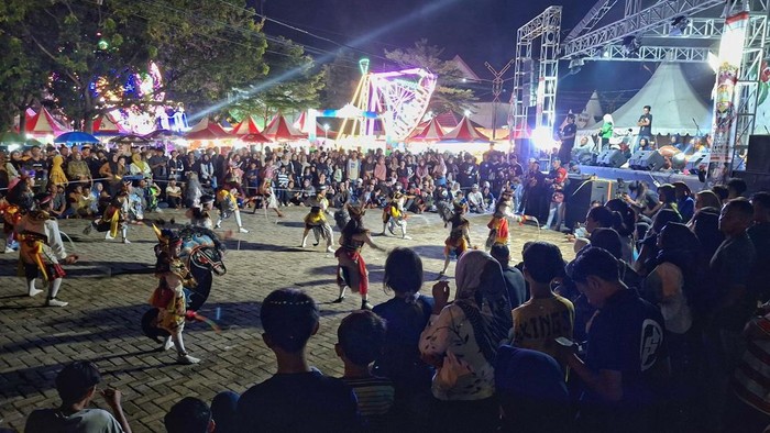 Suasana masyarakat saksikan kuda lumping di Lampung Fest 2025