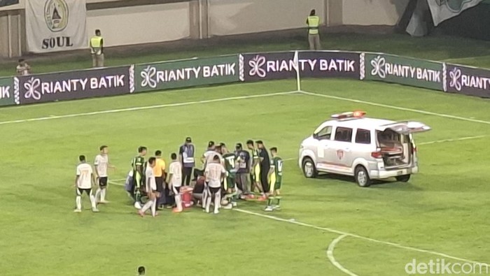 Laga PSS Sleman vs Persiku Kudus di Stadion Maguwoharjo, Sleman, Senin (17/11/2025).