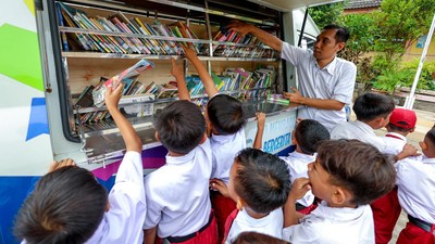 Mobil Perpustakaan Keliling Dorong Minat Baca Siswa di Tuban