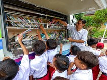 Mobil Perpustakaan Keliling Dorong Minat Baca Siswa di Tuban