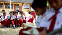 Sejumlah siswa membaca buku dari mobil perpustakaan keliling di SD Negeri 2 Mrutuk, Tuban, Jawa Timur. ANTARA FOTO/Muhammad Mada