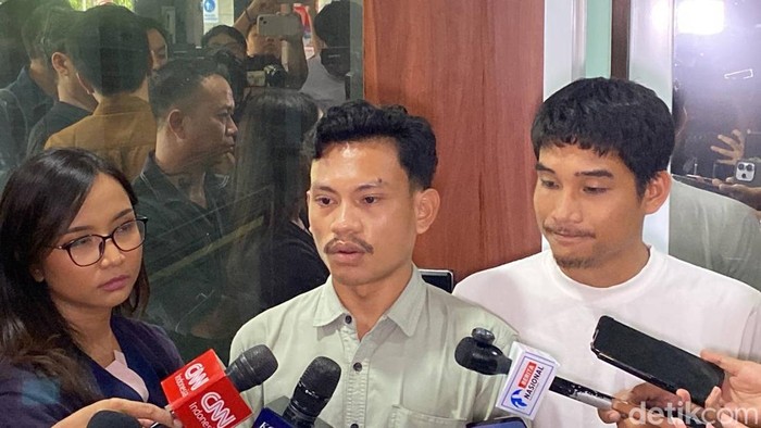 Aliansi Masyarakat Pemantau Konstitusi ngadu ke MKD DPR soal polemik ijazah hakim konstitusi Arsul Sani, Senin (17/11/2025).