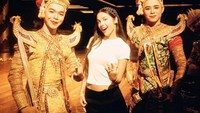 Tak cuma Eropa, Olivia juga tur ke Thailand di Asia. Ia sangat bersemangat bahkan berfoto bersama penari Khon, yaitu penari tradisional Thailand yang membawakan Khon Dance, tarian drama topeng klasik yang biasanya menceritakan kisah Ramakien (versi Thailand dari Ramayana). Di salah satu slide foto tersebut, Olivia juga memamerkan foto mango sticky rice. (Instagram/oliviarodrigo)