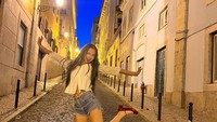 Sebagai penyanyi, Olivia kerap melakukan tur. Di Lisboa, Portugal, dia tampil cantik dan memukai di sebuah kawasan wisata. Batu cobblestone di jalanan ini memang sangat ikonik dipadu dengan bangunan tua berwarna pastel dengan jendela kecil dan lampu jalan kuning dan tiang-tiang hitam kecil (bollards) yang umum dipasang di trotoar kota Lisbon. (Instagram/oliviarodrigo)