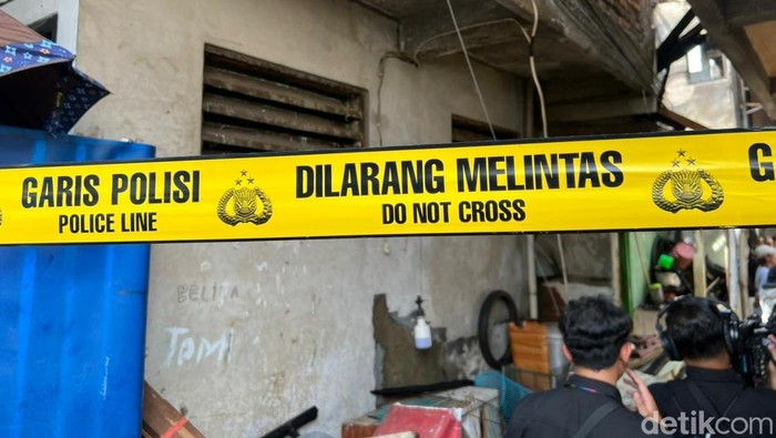 Lokasi kebakaran di Kelurahan Jatipulo, Palmerah, Jakarta Barat kini digaris polisi. (Adhfar Aulia Syuhada/detikcom).