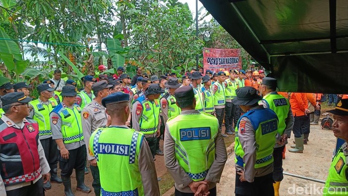 Tim SAR gabungan melakukan apel sebelum operasi pencarian korban longsor di Desa Cibeunying, Kecamatan Majenang, Kabupaten Cilacap, Senin (17/11/2025).